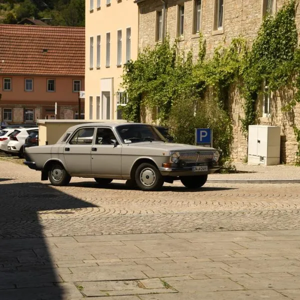 Ein farbenfroher Oldtimer bereichert die Parade in Freyburg