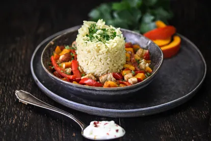 Ein farbenprächtiges Hähnchen-Curry mit Kürbis und Paprika, eine moderne Interpretation von wärmenden Wintergerichten