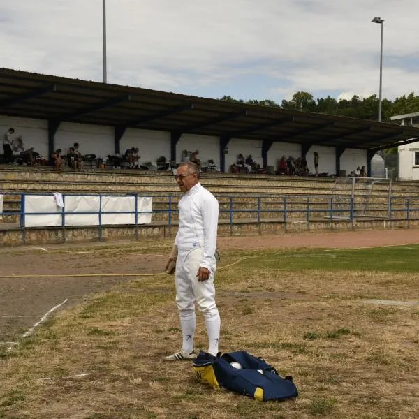 Ein Fechter in voller Aktion, bereit für den nächsten Angriff