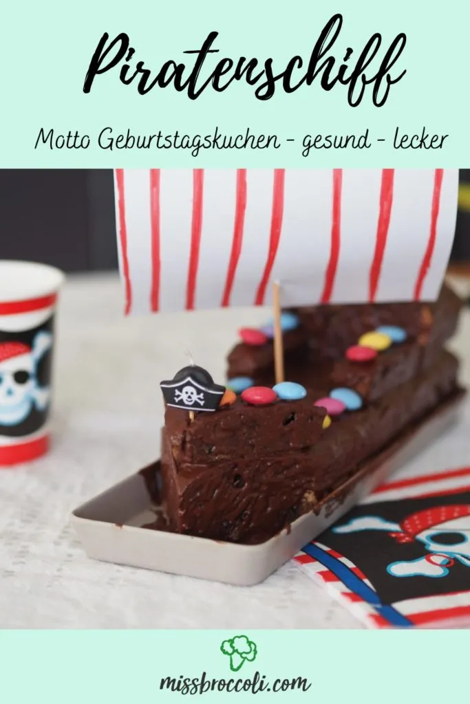 Ein fertig dekorierter Piratenschiff-Kuchen, bereit zum Servieren