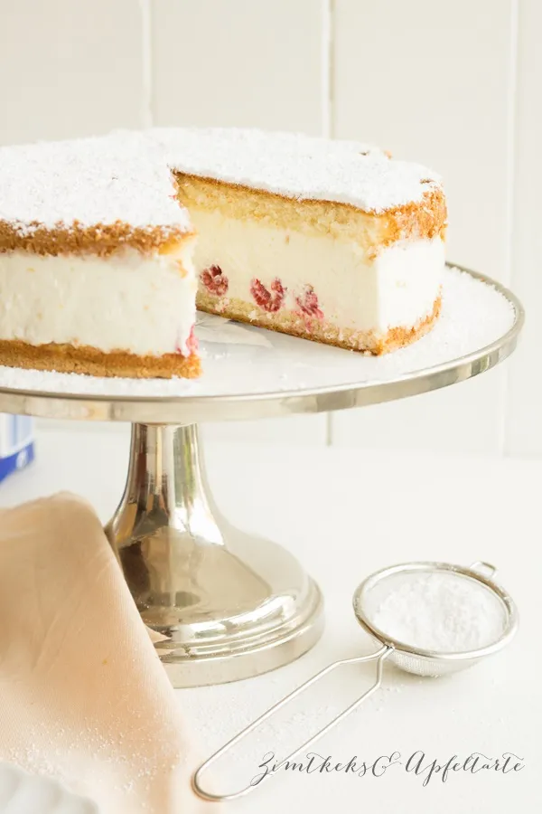 Ein fertig gebackener Biskuitboden für die Torte.