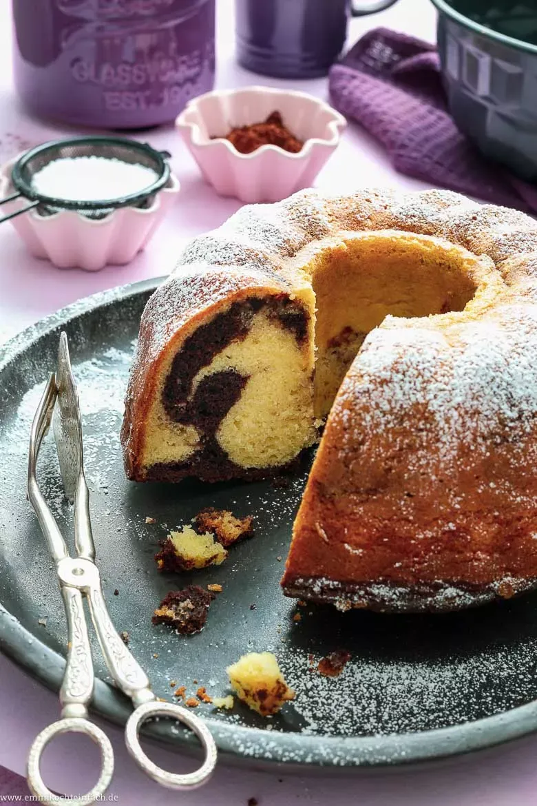 Ein fertig gemischter Marmorkuchen-Teig, bereit, in die Form gefüllt zu werden, mit einer glatten, cremigen Textur