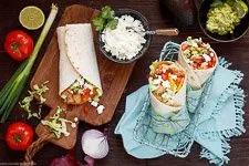 Ein fertig gerollter Hähnchen-Wrap, bereit zum Genießen