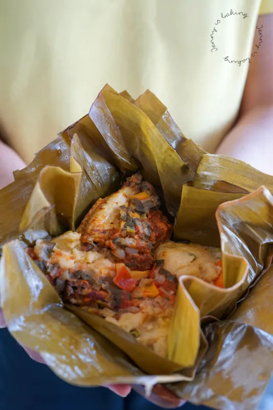 Ein fertig zubereitetes kolumbianisches Tamal Tolimense auf dem Teller