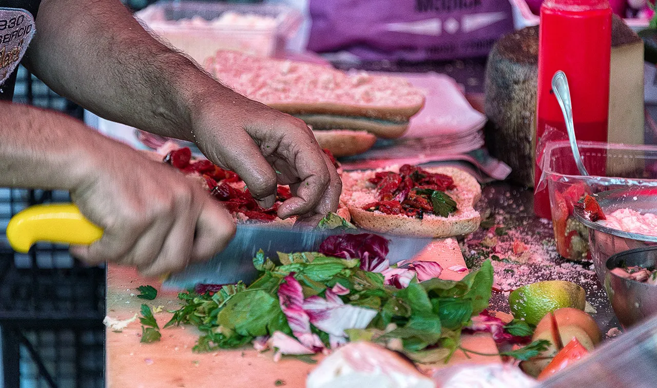 Ein fertig zubereitetes Sandwich mit vielen Zutaten