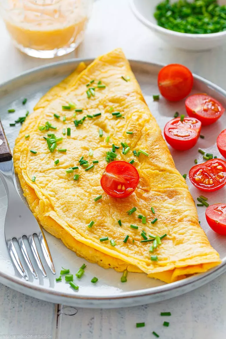 Ein fertiges Omelett, bereit zum Genießen.