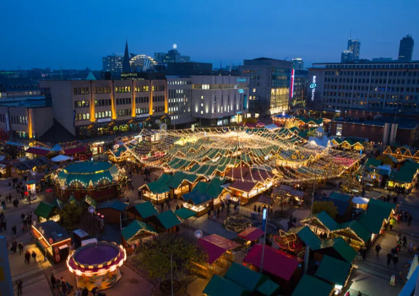 Ein festlich beleuchteter Weihnachtsmarkt in Essen bei Nacht, mit zahlreichen Ständen und Besuchern, perfekt für das Essen Weihnachtsmarkt 2025 Erlebnis.