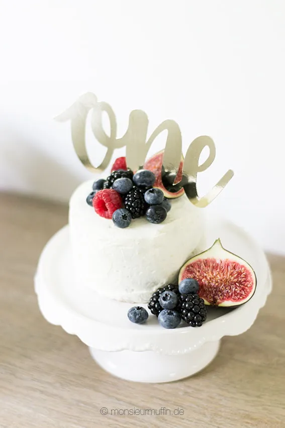 Ein festlich dekorierter, zuckerfreier Geburtstagskuchen mit frischen Früchten, perfekt für Kleinkinder und den ersten Geburtstag.
