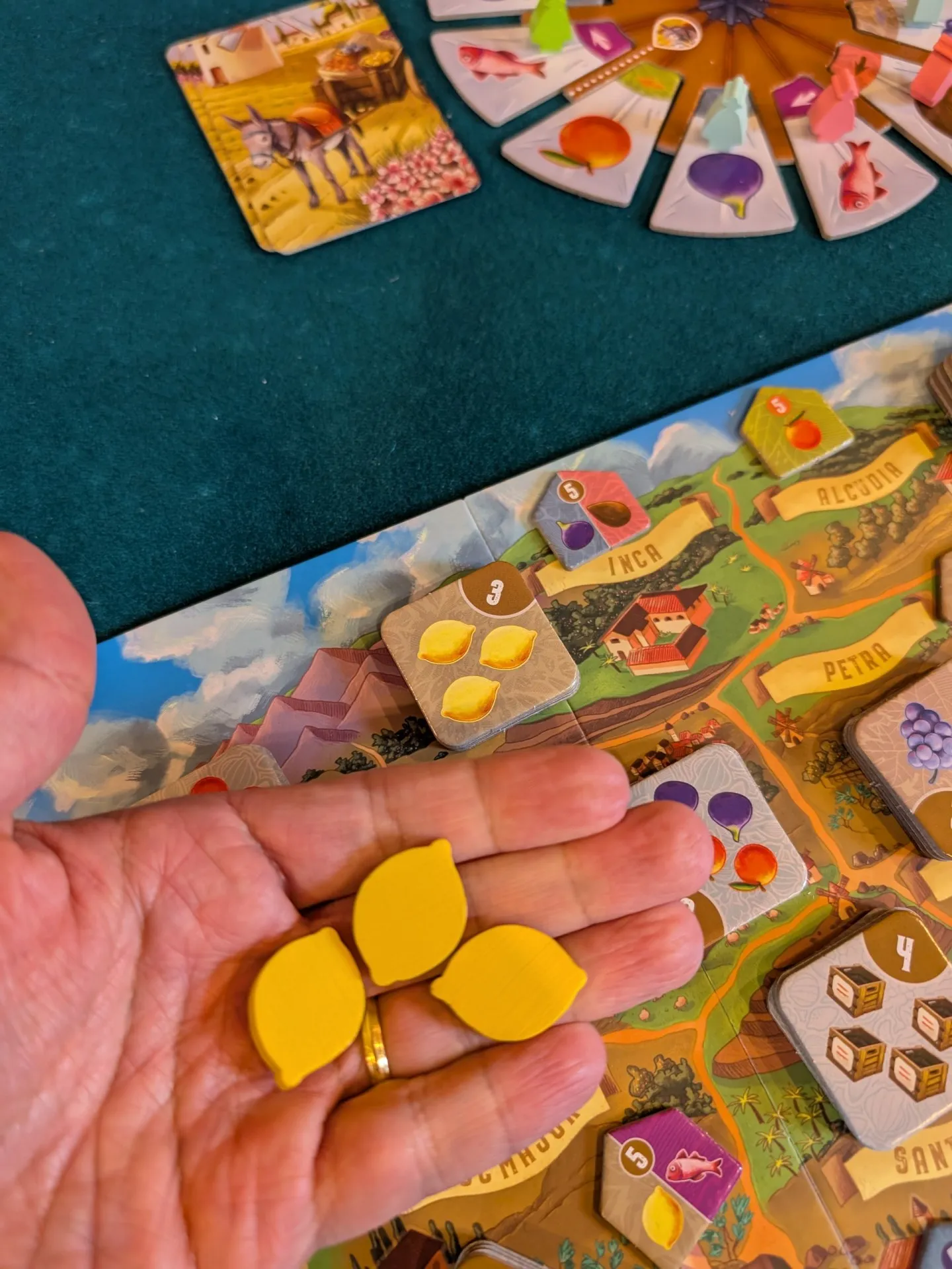 Ein festlich gedeckter Tisch mit traditionellen bayerischen Spezialitäten wie Weißwurst, Brezn und süßem Senf, repräsentativ für die herzhafte &quot;finca essen&quot; Art des Südens.