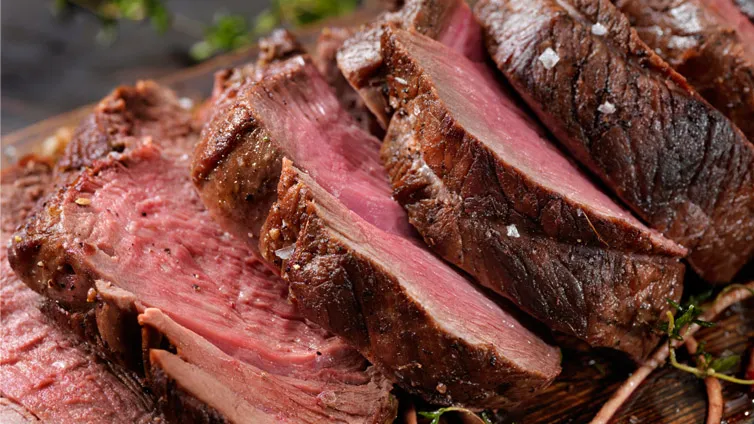 Ein festlicher Hirschbraten mit Rotkohl und Knödeln, perfekt für Feiertage.
