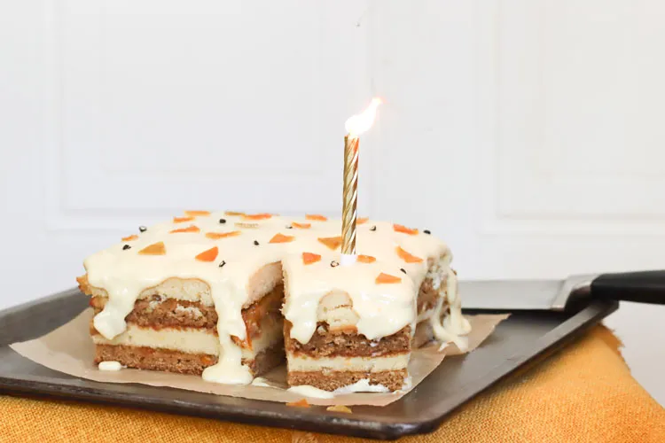 Ein festlicher Orangen-Pfeffer-Kuchen, perfekt für einen 14. Geburtstag, mit kandierten Zitrusschalen und Pfefferkörnern dekoriert.