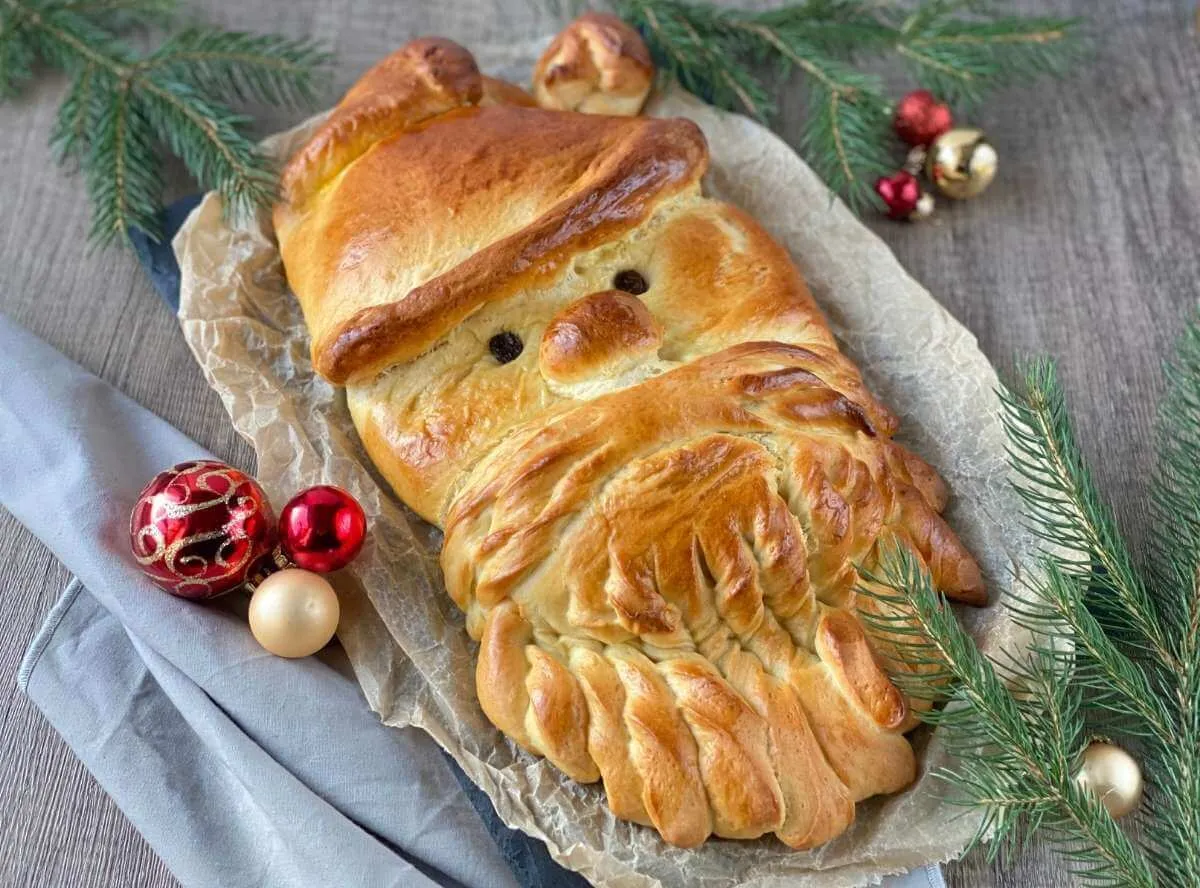 Ein festlicher Weihnachtsmann aus Hefeteig, perfekt für die Weihnachtszeit.