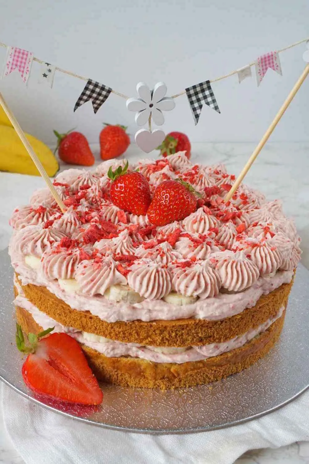 Ein festlicher, zuckerfreier erster Geburtstagskuchen, fertig zum Servieren und Feiern des Babygeburtstages.