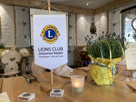 Ein festliches Beisammensein, das die Essenz deutscher Gemütlichkeit einfängt