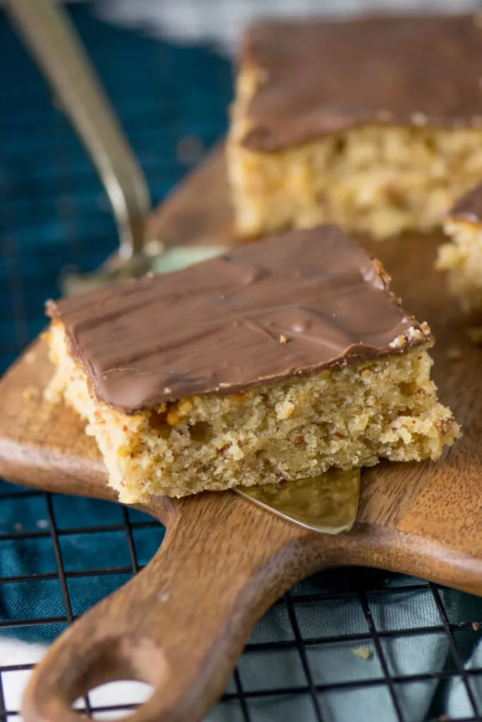 Ein fluffiger Marzipan-Nuss-Kuchen vom Blech, ein Traum für Marzipan-Liebhaber