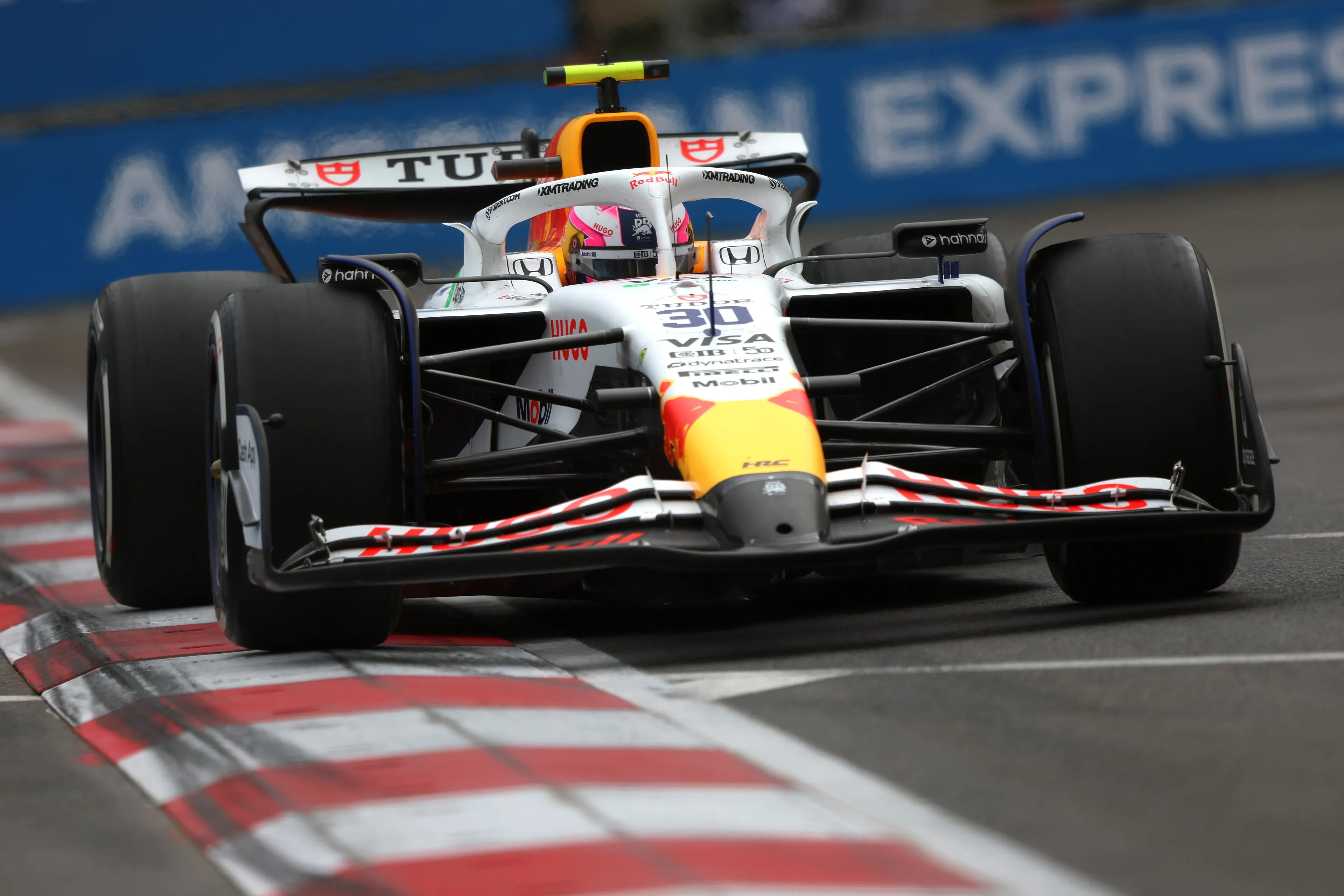 Ein Formel-1-Auto in Aktion während der zweiten freien Trainingssitzung (FP2) des Mexiko Grand Prix.