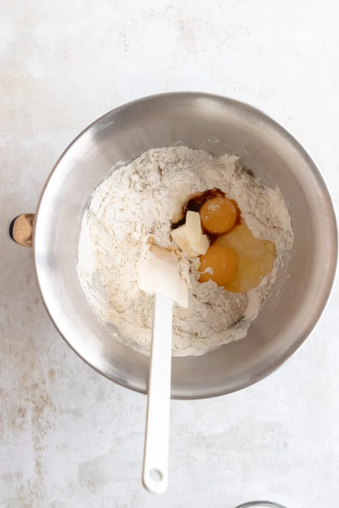 Ein Foto, das den Hefeteig in einer Schüssel zeigt, bereit zum Gehenlassen.