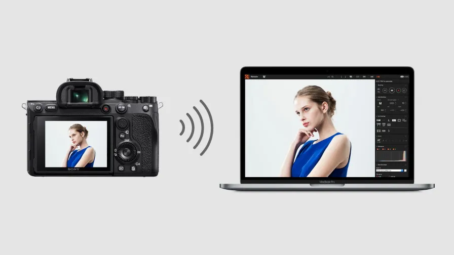 Ein Fotograf, der seine Kamera über einen Mac mit der Remote-Funktion von Imaging Edge Desktop steuert.