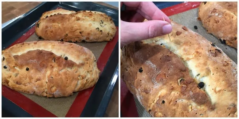 Ein frisch gebackener Stollen wird mit geschmolzener Butter bestrichen, kurz bevor er mit Puderzucker bestäubt wird.