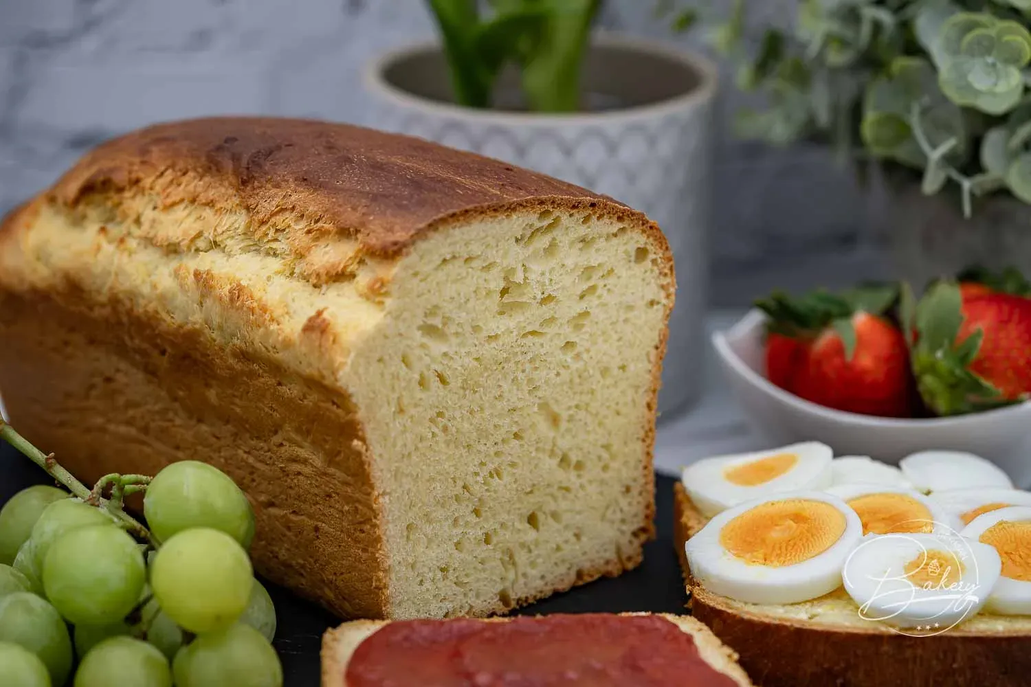 Ein frisch gebackenes, goldbraunes süßes Brot, der perfekte Stuten für das Sonntagsfrühstück.