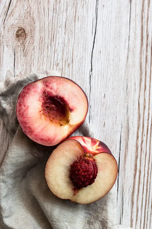 Ein frisch zubereiteter Gnocchi Salat mit fruchtigen Nektarinen und würzigem Feta, ideal als schnelle Mahlzeit oder Grillbeilage.