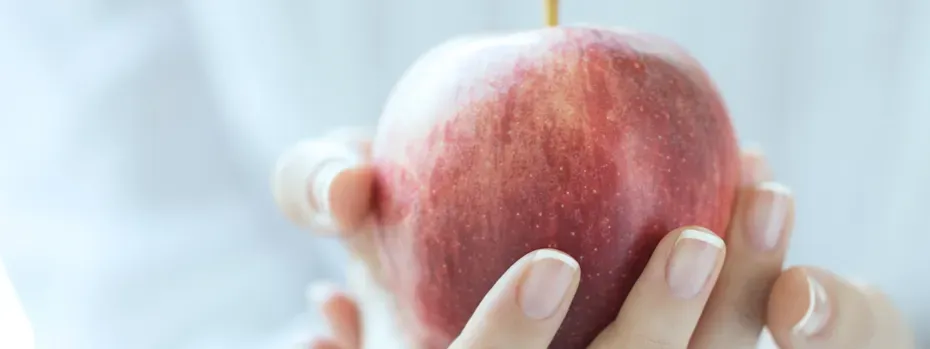 Ein frischer Apfel, dessen Pektine antibiotische und entzündungshemmende Wirkung bei Halsschmerzen entfalten.