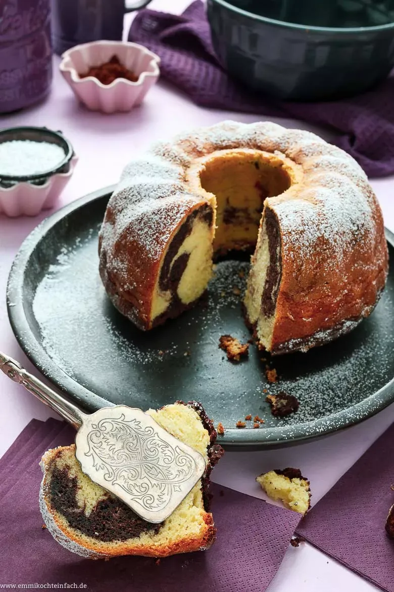 Ein frischer, mit Puderzucker bestäubter Marmorkuchen, appetitlich angerichtet in einer Gugelhupfform