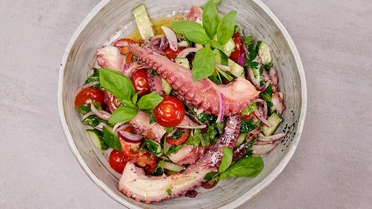 Ein frischer Tintenfischsalat, als Beispiel für die Vielfalt maritimer Einflüsse in der modernen Küche