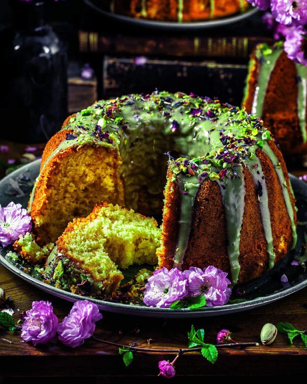 Ein fröhlicher Marzipan Geburtstagskuchen in einer Gugelhupfform, bereit zum Dekorieren