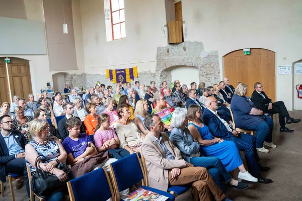 Ein fröhliches Beisammensein, das die Gemeinschaft deutscher Genießer widerspiegelt