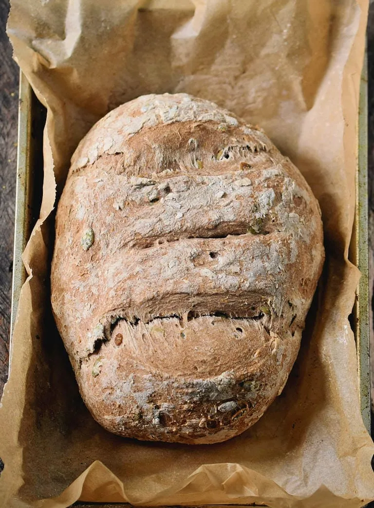 Ein ganzer Laib glutenfreies Brot ohne Hefe, frisch gebacken und ansprechend präsentiert