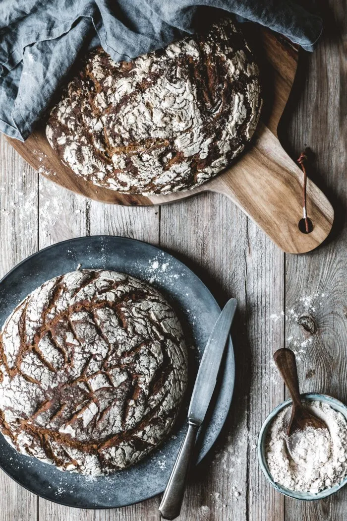 Ein ganzer Laib selbstgebackenes Sauerteigbrot, Roggenbrot Rezept mit natürlichem Triebmittel
