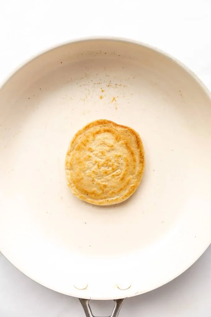 Ein gebackener Haferflocken-Pfannkuchen in einer weißen Pfanne.