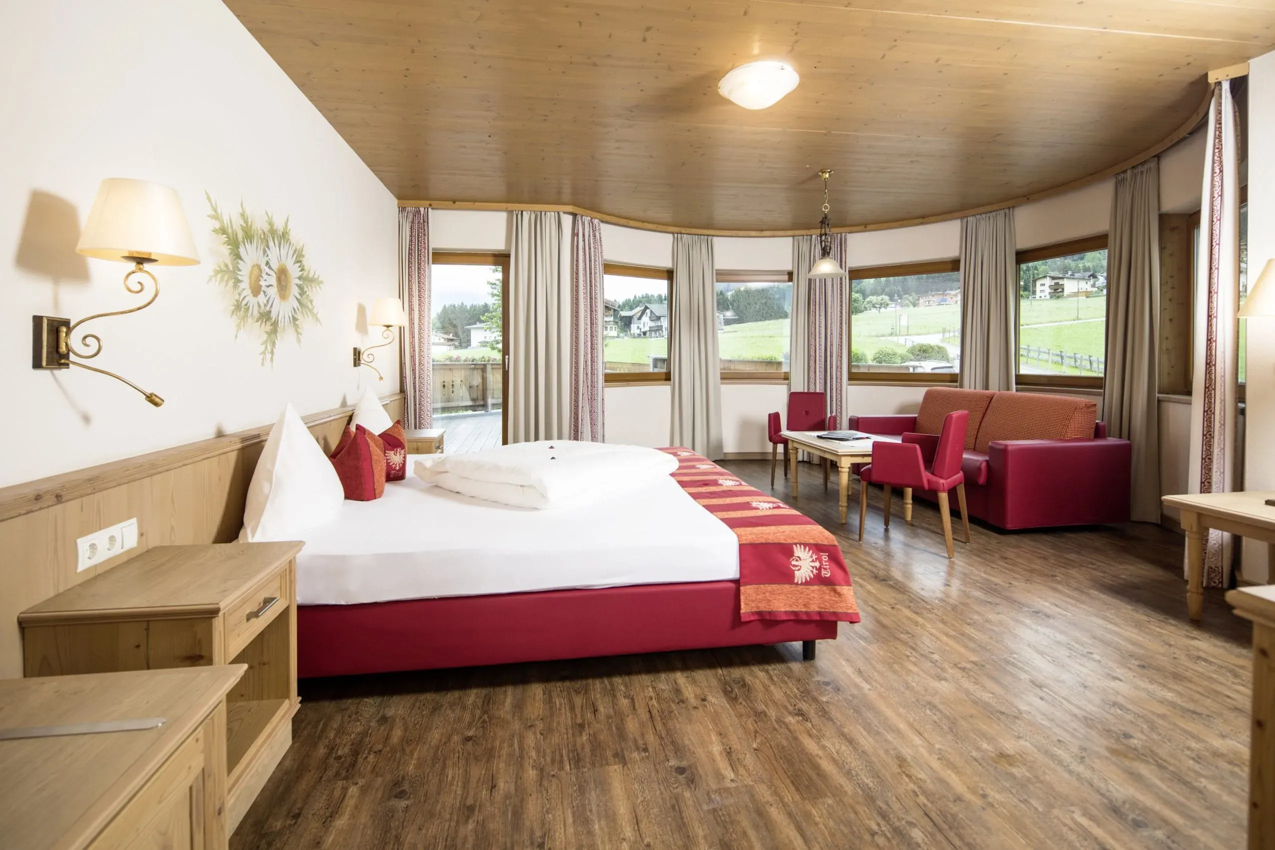 Ein gemütliches Doppelzimmer im Gartenhotel Magdalena im Zillertal, das Komfort für Mensch und Hund im hundefreundlichen Ambiente bietet.
