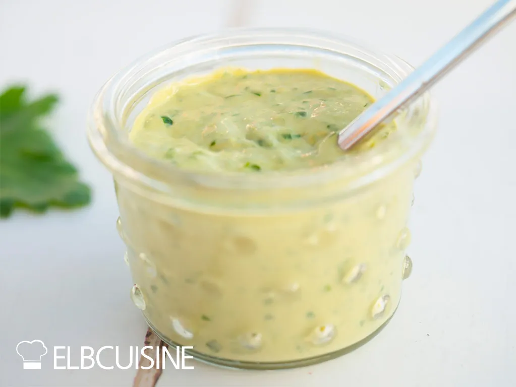 Ein Genussmoment: Portionierten Blumenkohl nach Ottolenghis Rezept, üppig mit grüner Tahini-Sauce beträufelt