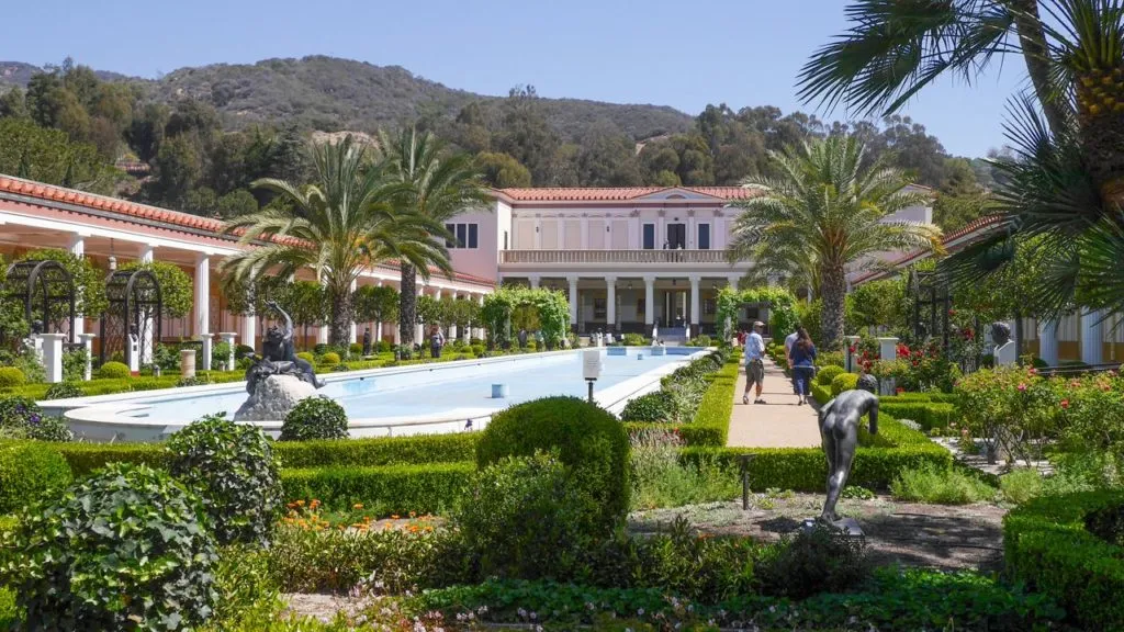 Ein gepflegter Garten der Getty Villa mit mediterranen Pflanzen und antiken Skulpturen