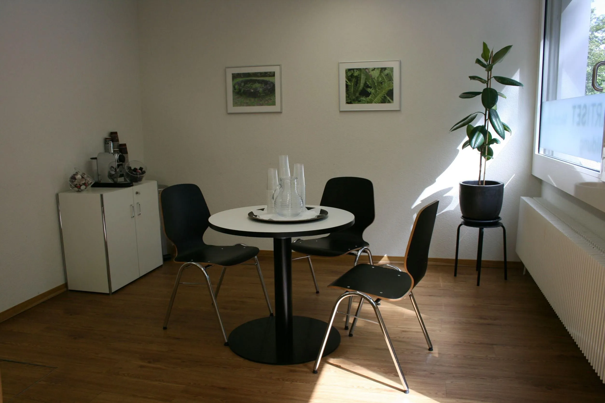 Ein geräumiger Seminarraum mit einem großen Bildschirm und ausreichend Platz für Gruppenarbeiten, angeboten von ARTISET Bildung