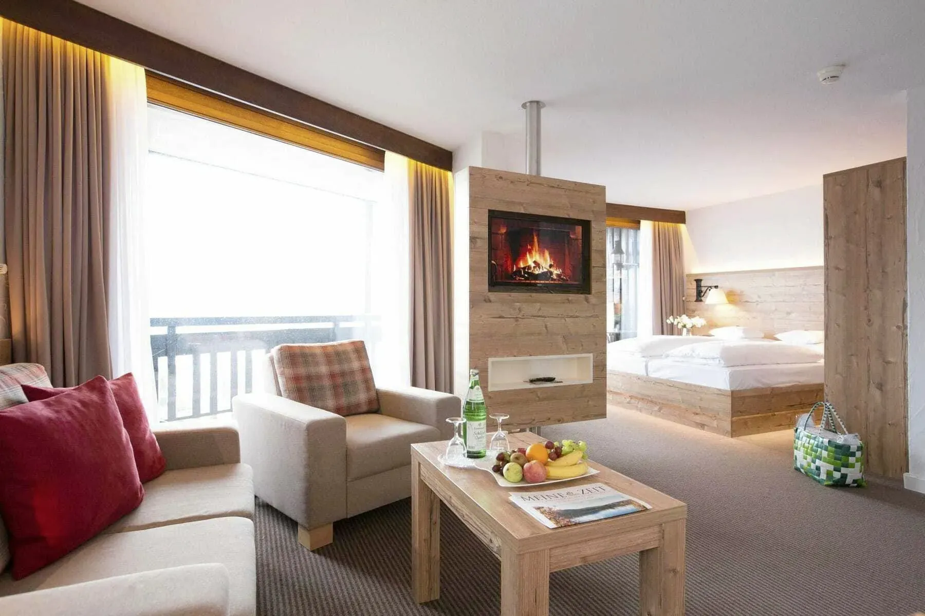 Ein geräumiges Familienappartement mit Kamin im Vier Jahreszeiten am Schluchsee, das Gemütlichkeit für die ganze Familie – inklusive Hund – bietet.