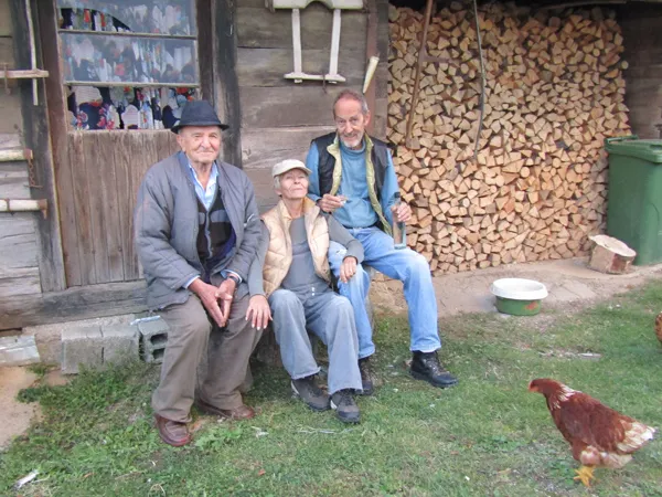 Ein geselliger Abschluss der Quittenernte: Der Obstbauer Adam teilt einen selbstgebrannten Quittenschnaps nach getaner Arbeit auf seinem Hof.
