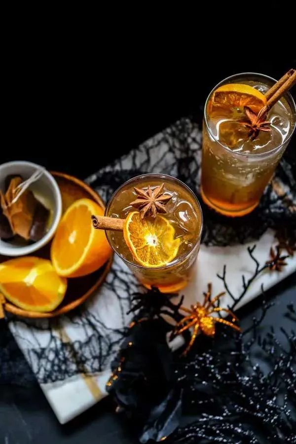 Ein gewürzter Vanille-Chai-Eistee-Mocktail mit Orangenscheiben