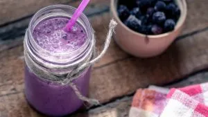 Ein Glas Frozen Berry Smoothie