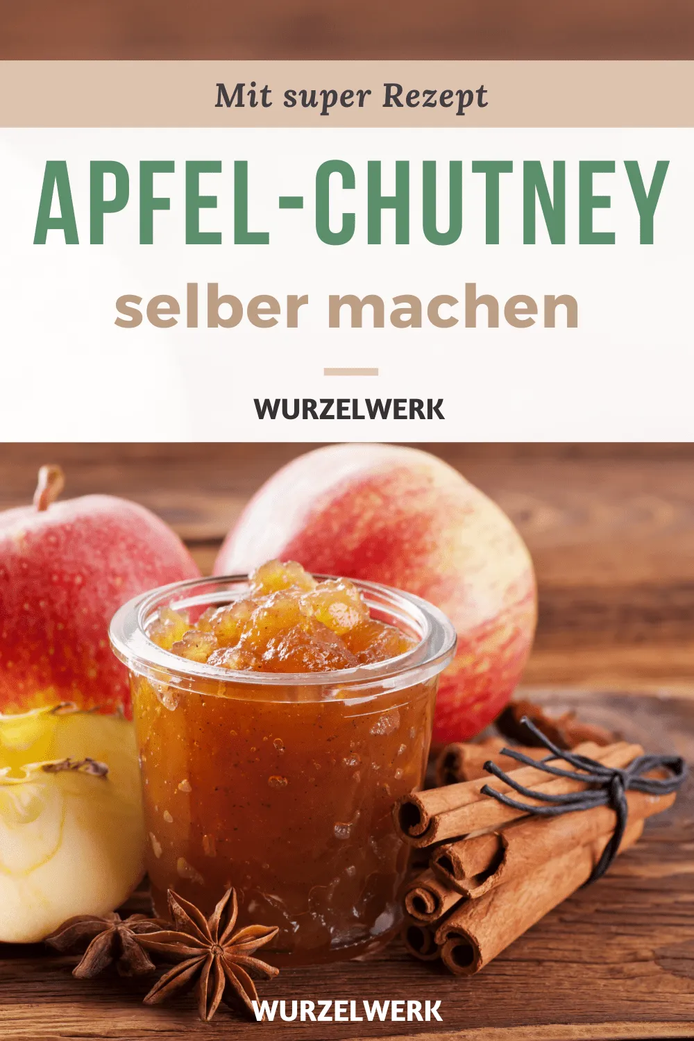 Ein Glas mit fruchtigem Apfelchutney auf einem Holzhintergrund