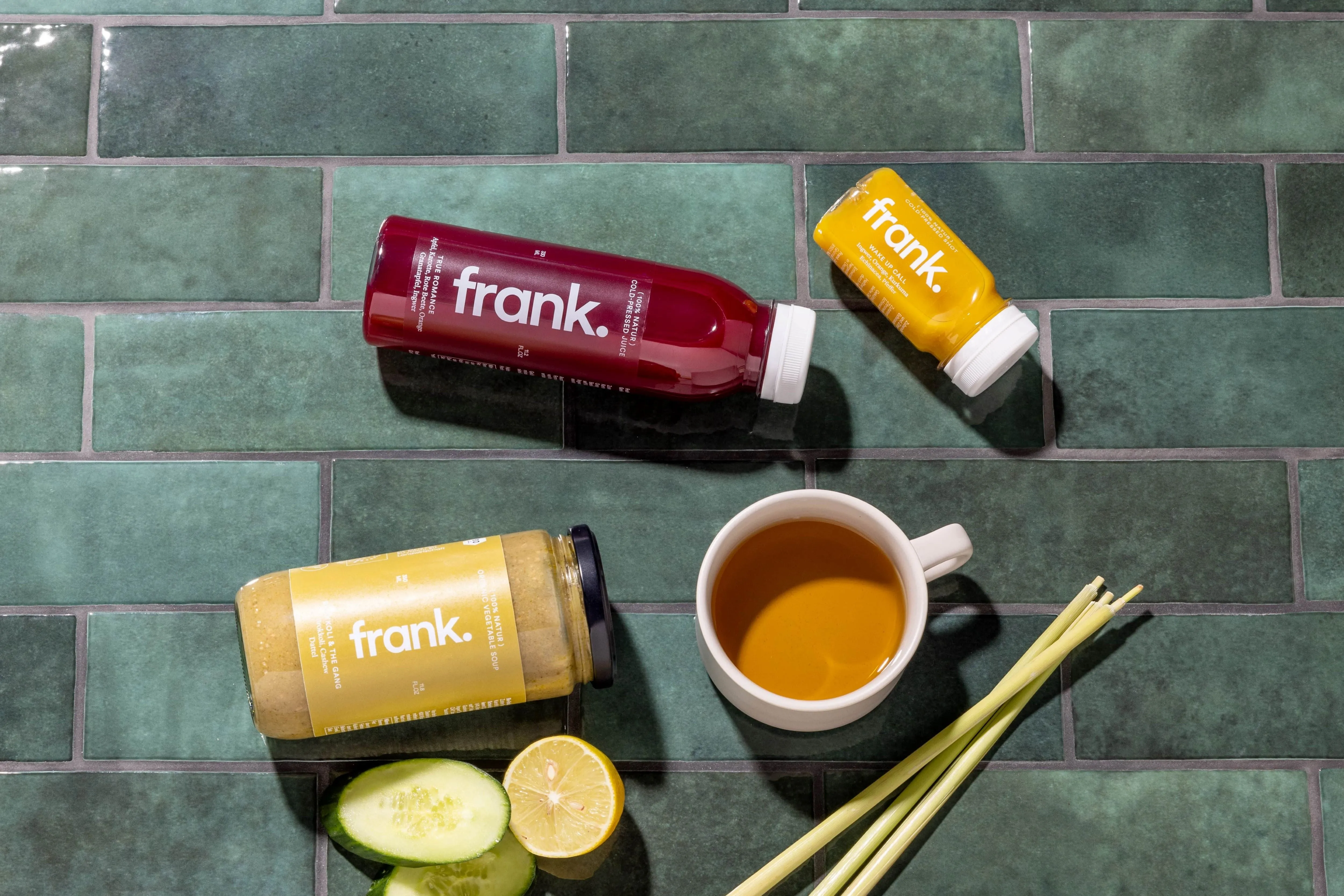 Ein Glas Rote Bete Saft namens True Romance von Frank Juice, der die gesunden Eigenschaften der Roten Bete hervorhebt