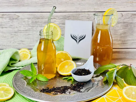 Ein Glas Zitroneneistee mit Zitronenscheiben und Eiswürfeln