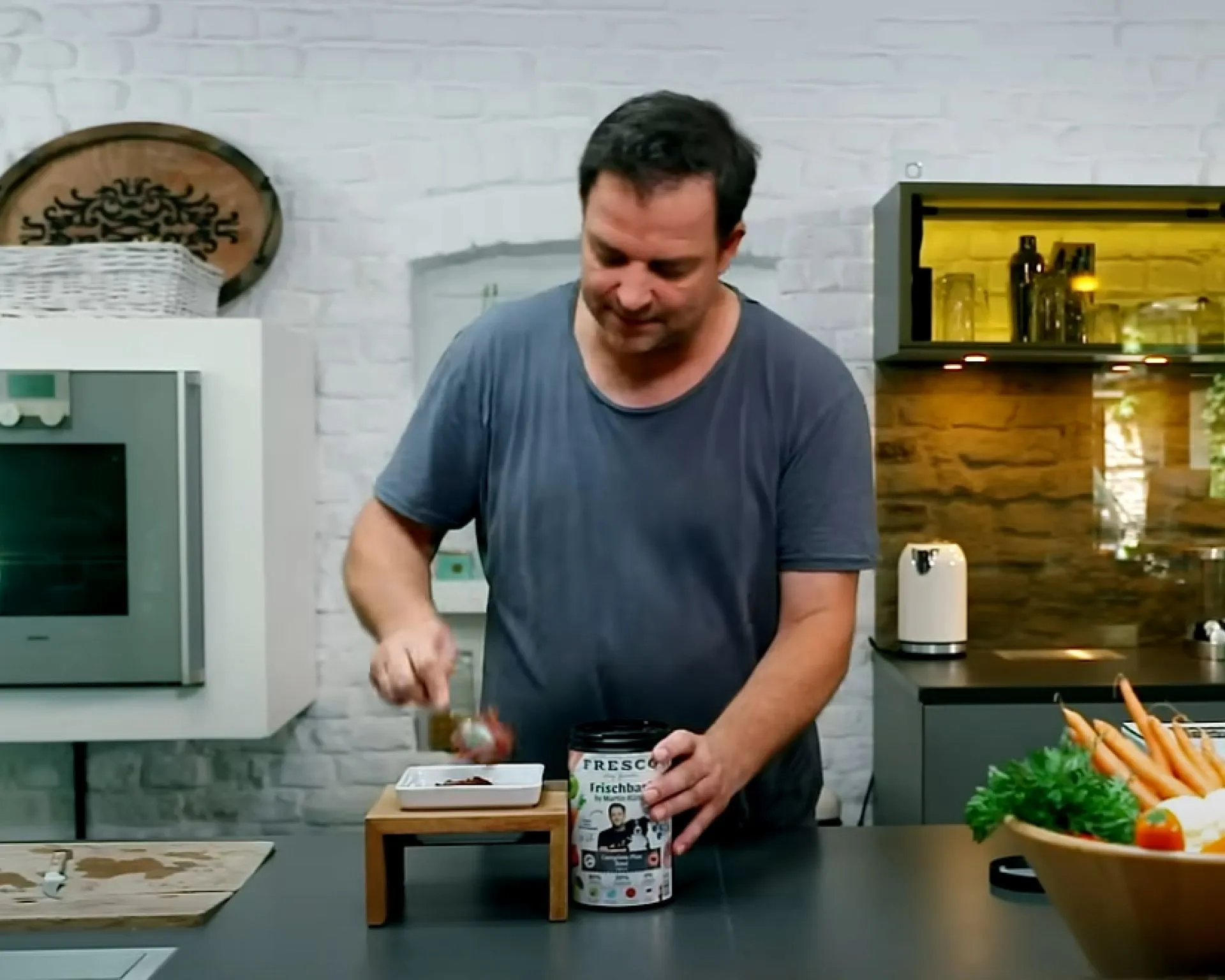 Ein glücklicher Hund blickt erwartungsvoll auf einen Napf mit hochwertigem Futter