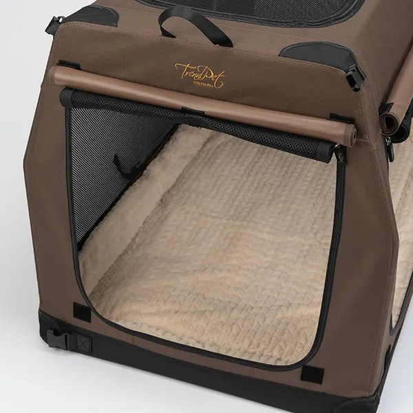 Ein glücklicher Hund liegt entspannt in einer TPX-Pro faltbaren Hundebox, ausgestattet mit einer weichen Decke