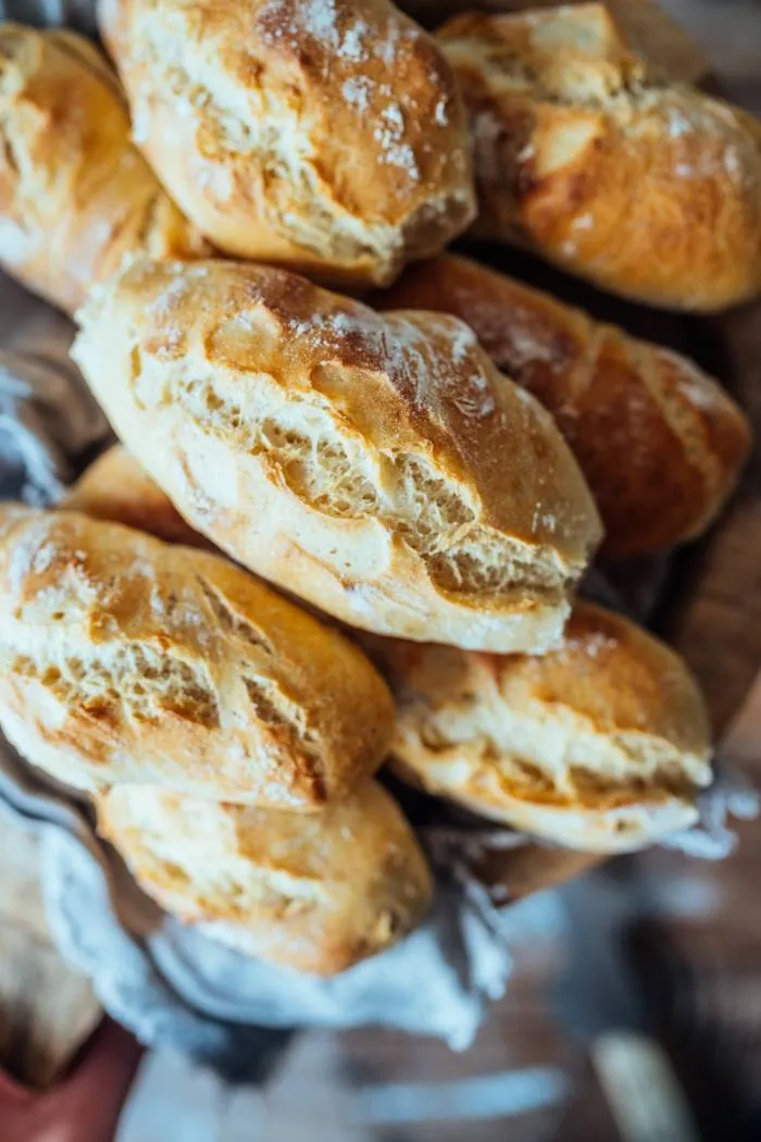 Ein goldbraunes Baguette Brötchen, bereit zum Genießen