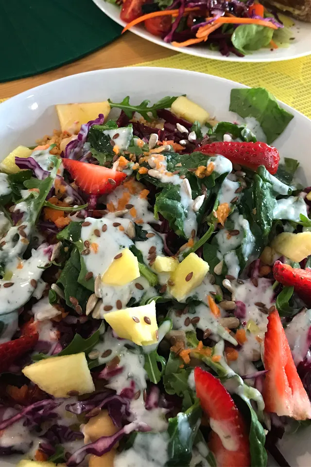 Ein großes Glas Snickers-Milchshake, reich verziert mit Sahne und Schokolade, als veganer Genuss