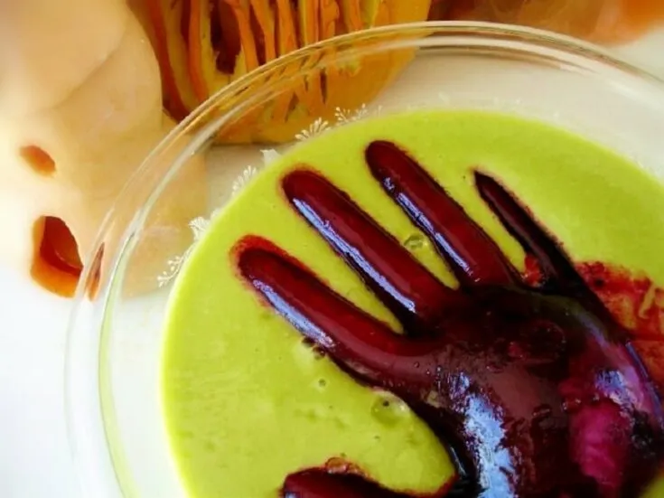 Ein grüner Hexenbrau-Smoothie mit einer gruseligen Hand