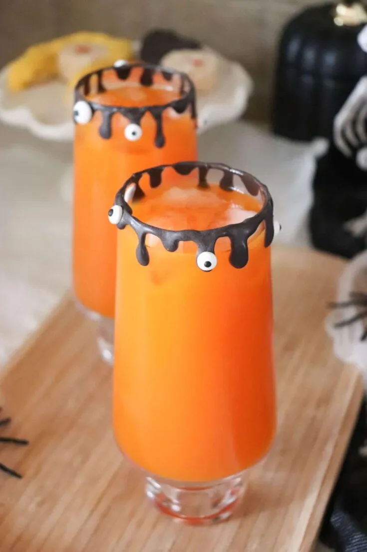 Ein gruseliger Hocus Pocus Punsch mit schwarzem Schokoladenrand